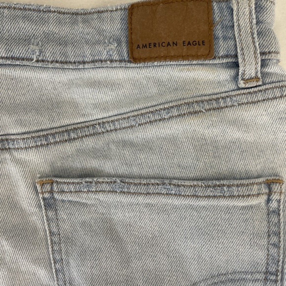 American Eagle Stretch Mom Shorts Women's Size 8 Light Wash Distressed Denim... - Picture 6 of 10